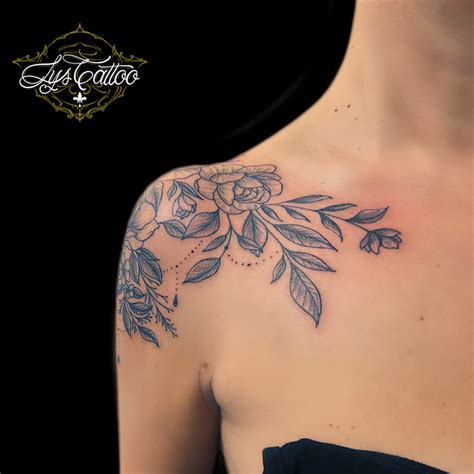 tattoo entre los senos|Tatouage sur la poitrine, sur le coeur, entre les seins。